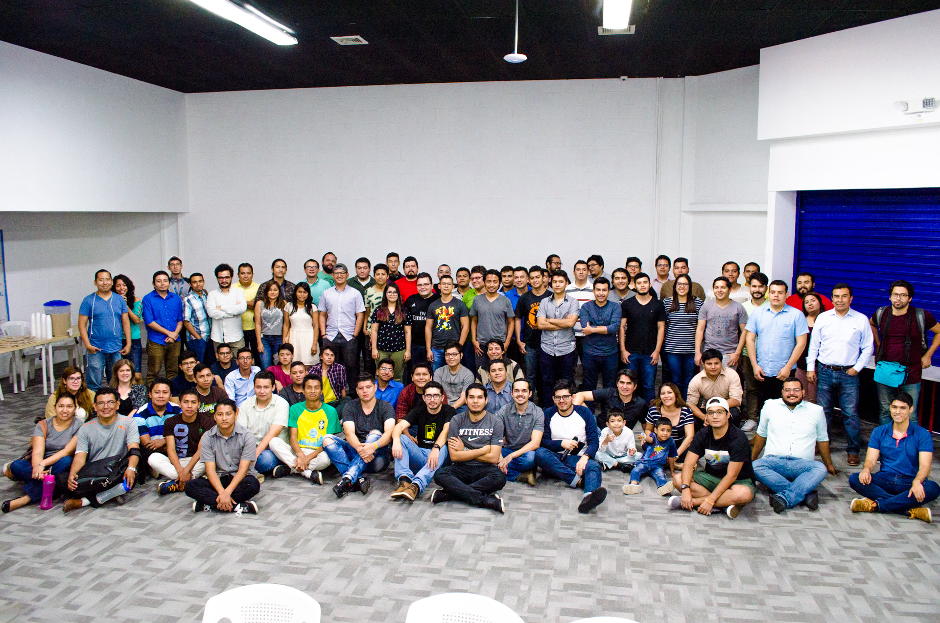 Foto grupal de la comunidad HorchataJS durante el evento de agosto.